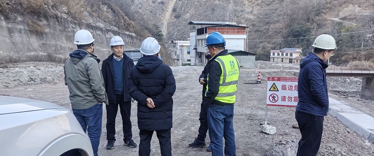 咨询监理所党支部副书记、总经理黄鑫赴S435泸汉路改建工程项目开展四季度综合检查暨“冬送温暖”慰问